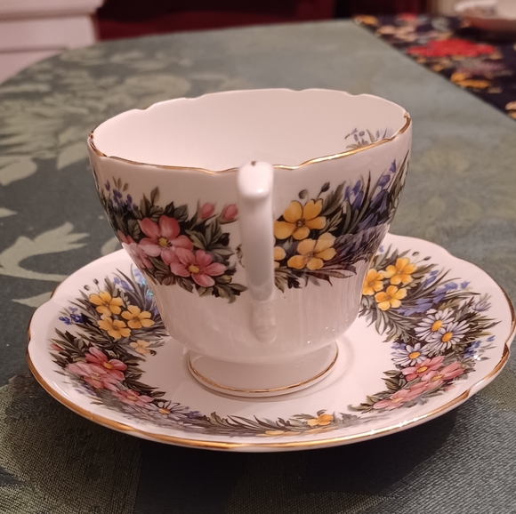 Royal Standard Floral Teacup and Saucer - Picture 4 of 6